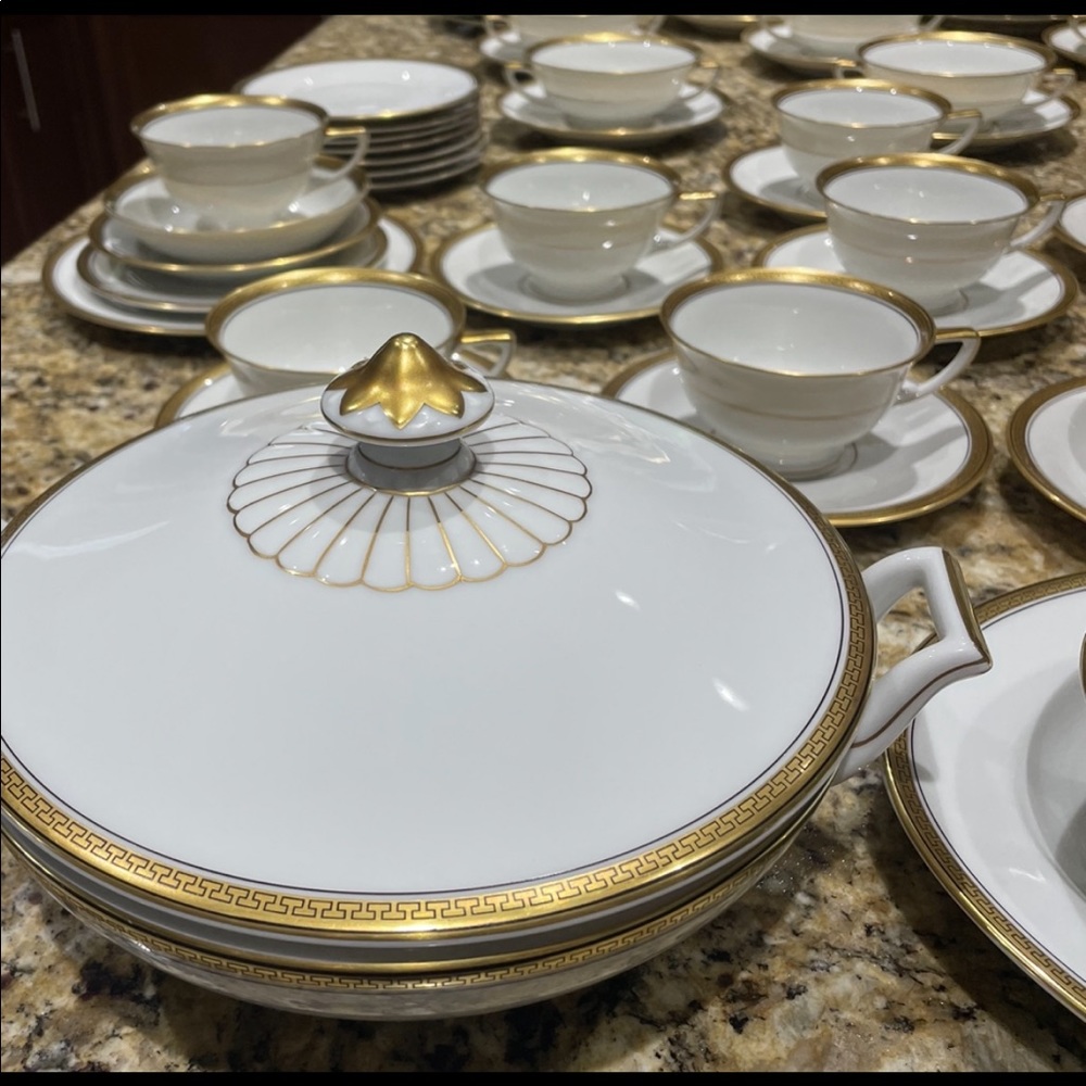 Heinrich-H&C Selb Bavaria Dinnerware and serving pieces.